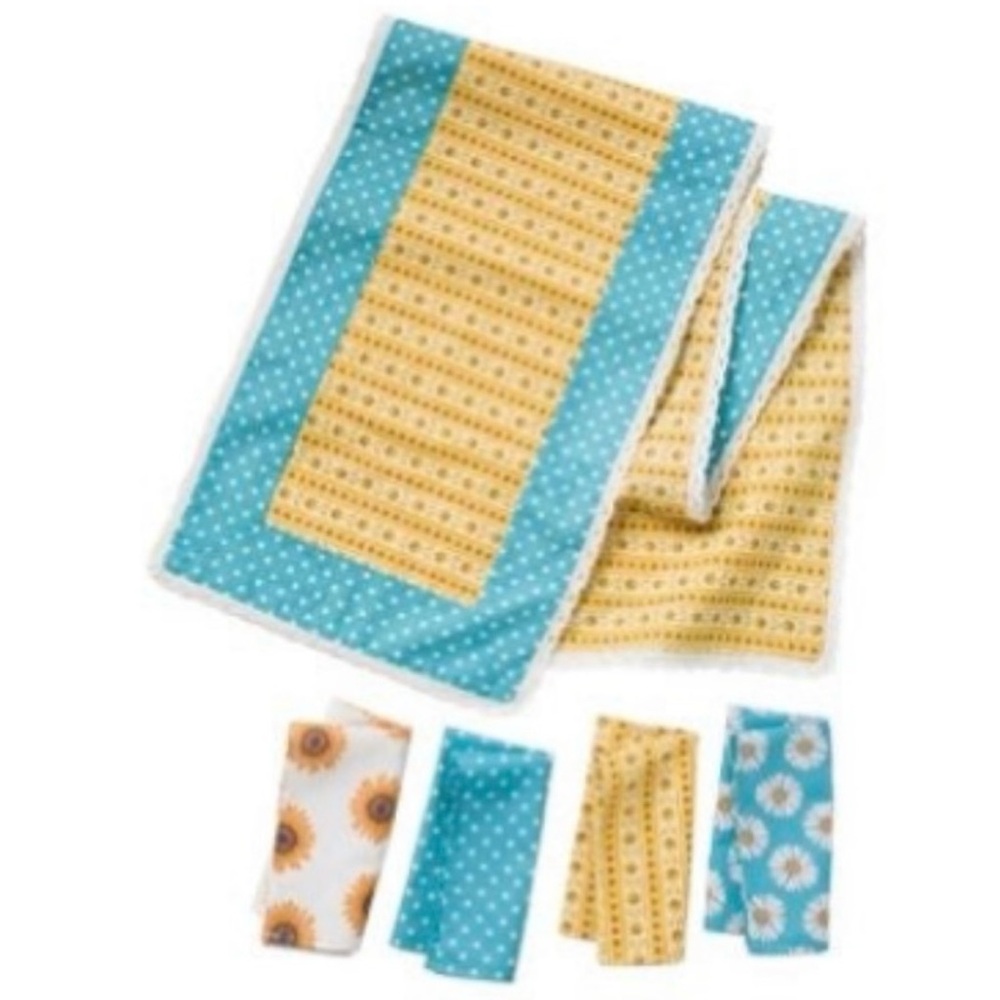NWTIB Matilda Jane Celebration Linen runner with napkins.
